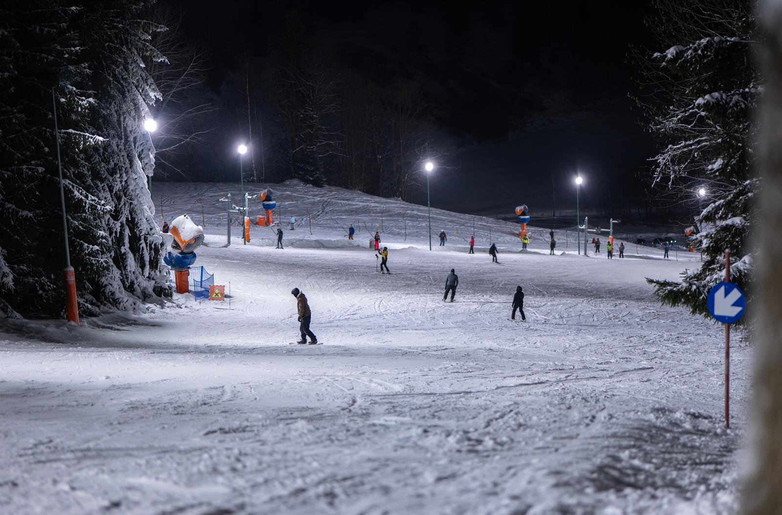 Narciarze na stoku Czarnow SKI