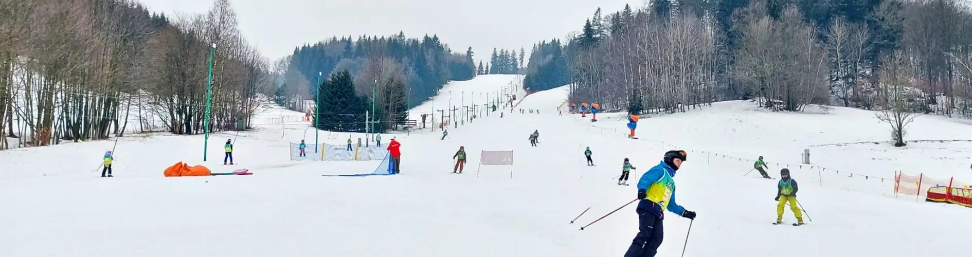 ludzie jeżdżący na nartach